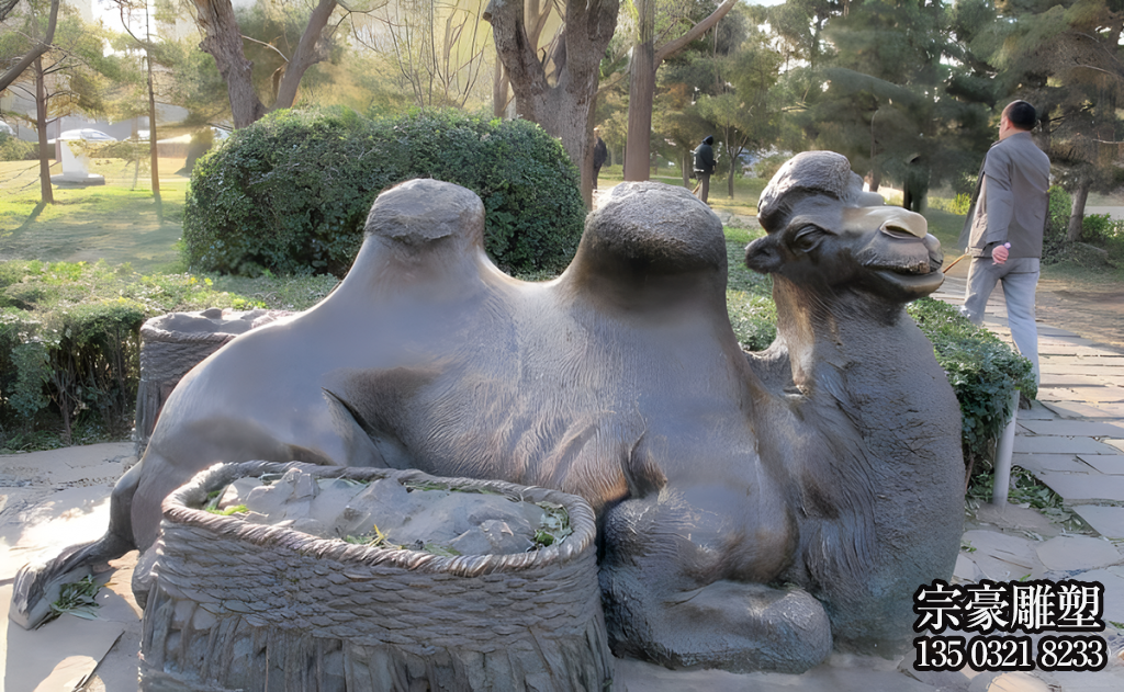 公園里的純銅鑄造駱駝，臥地休息的駱駝銅雕