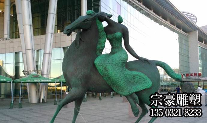 青銅馬和騎馬的美女雕塑 青銅馬和騎馬的美女雕塑