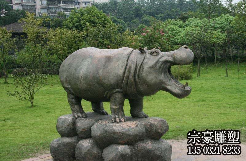 公園里擺放的一只張著嘴巴的玻璃鋼創(chuàng)意海馬雕塑 公園里擺放的一只張著嘴巴的玻璃鋼創(chuàng)意海馬雕塑