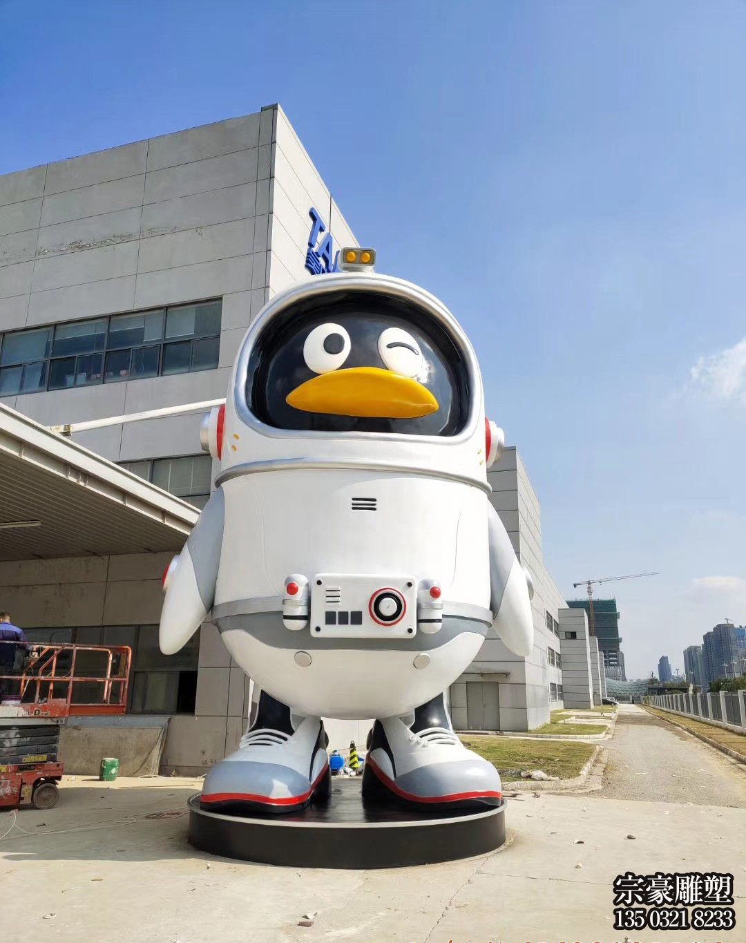 太空企鵝玻璃鋼卡通動(dòng)物造型雕塑 太空企鵝玻璃鋼卡通動(dòng)物造型雕塑